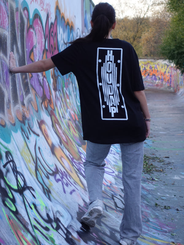 Schwarzes Regular-Shirt, Rückenansicht, schlicht und lässig, klassischer Schnitt