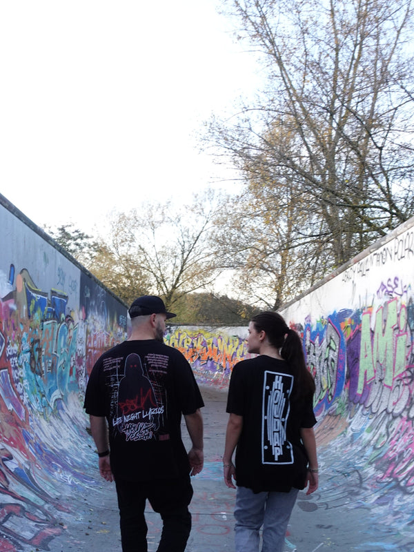 Schwarzes Regular-Shirt, Rückenansicht, zwei Personen einer trägt Oversize-Shirt einer regular-Shirt, klassischer Schnitt, Straight Fit, urbaner Look