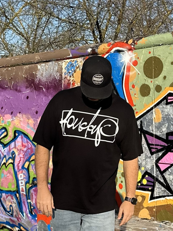 Schwarzes Oversize-T-Shirt, Frontansicht, locker sitzend, Unisex, Streetstyle-Look