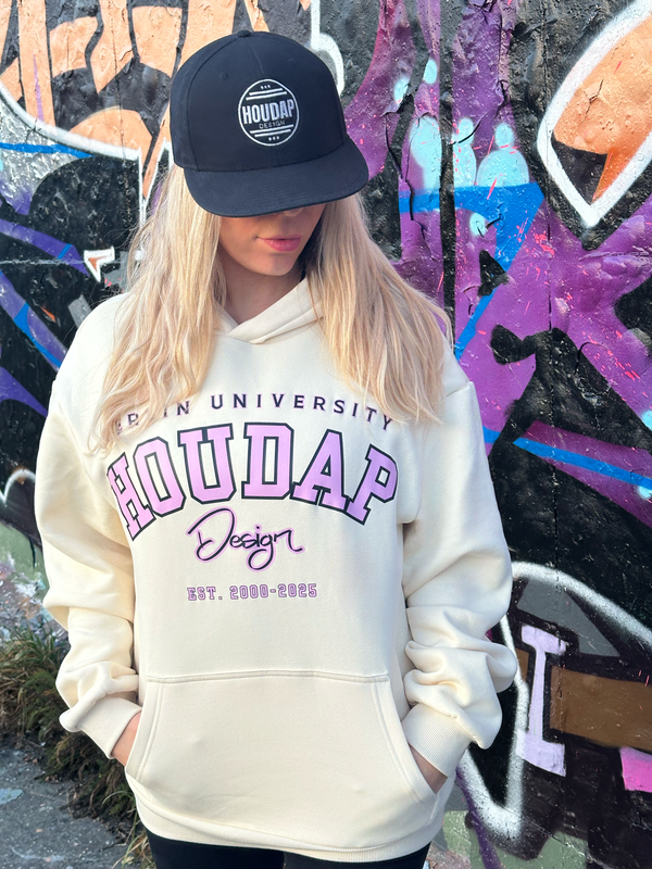 Sandfarbener Oversize Hoodie, Vorderansicht, weiter Schnitt, entspannter Streetstyle-Look
