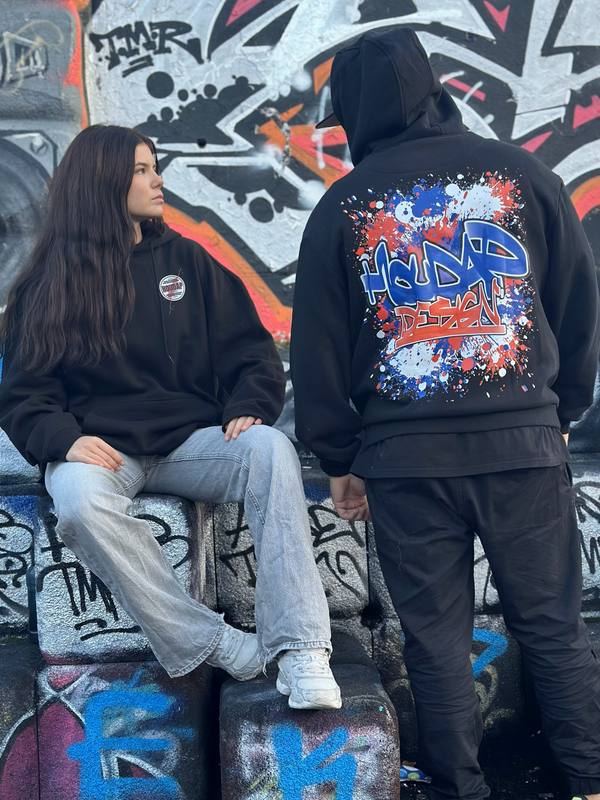 Zwei Personen tragen Oversize Hoodies: eine Person Rückenansicht schwarz, eine Person Frontansicht schwarz, entspannter Streetstyle