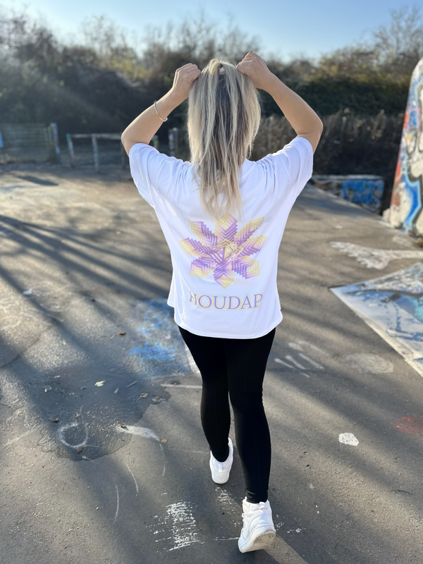 weißes Regular-Shirt, Rückenansicht, Straight Fit, cleanes Design, entspannter Look